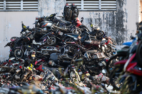 Hình ảnh khó tin xe máy vi phạm rỉ sét chất đống tại kho bãi CSGT TP.HCM