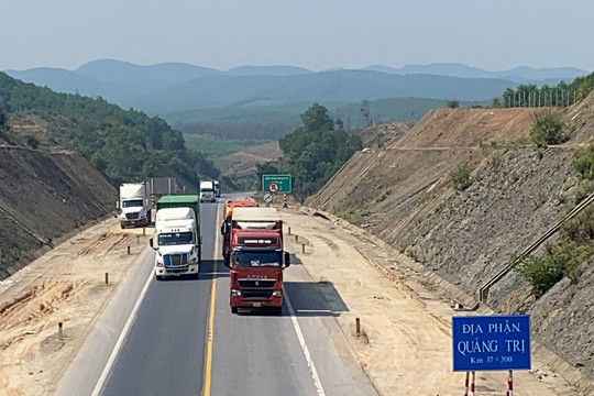 Ô tô khách và xe tải đi hướng nào khi bị cấm vào cao tốc Cam Lộ - La Sơn?