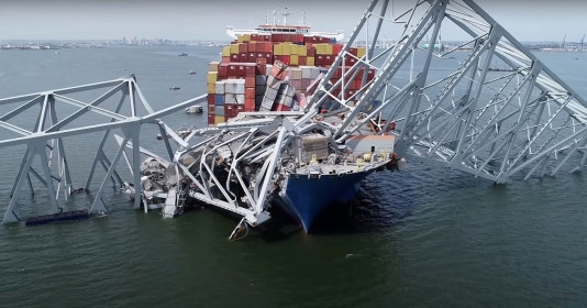 Tháo dỡ cây cầu vượt lớn bị tàu container khổng lồ đâm sập, huy động lực lượng chức năng và cần cẩu nặng 1.000 tấn sẵn sàng dọn dẹp đống đổ nát