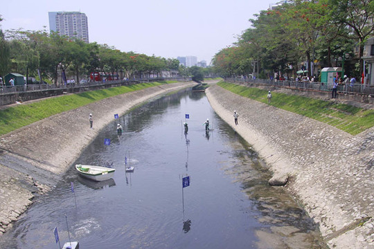 Hà Nội lấy nước sông Hồng để hồi sinh sông Tô Lịch