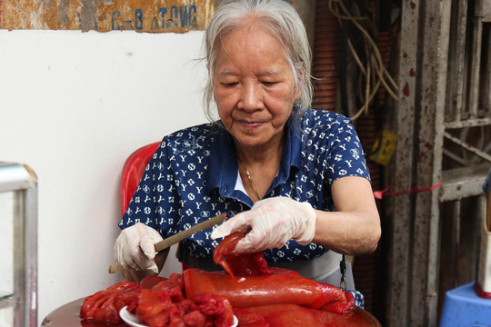 Quán sứa đỏ Hà Nội ba đời cắt bằng thanh tre, ủ sứa trong chậu sành trăm tuổi