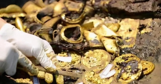 Phong tỏa hiện trường nhà máy gạch do công nhân đào trúng loạt đá có kích thước lạ, cảnh sát được huy động để tìm lại kho báu cổ 6.800 tỷ