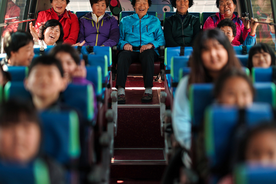 Trên chuyến xe buýt của tầng lớp lao động Hàn Quốc
