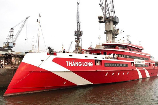 'Siêu' tàu lớn nhất Việt Nam cập bến huyện đảo từng thuộc top 10 điểm đến hấp dẫn nhất châu Á: Ai là người đứng sau?