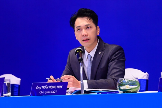 Đắm chìm với vẻ đẹp 'Tổng tài' U50 của Chủ tịch ACB Trần Hùng Huy tại ĐHĐCĐ 2024