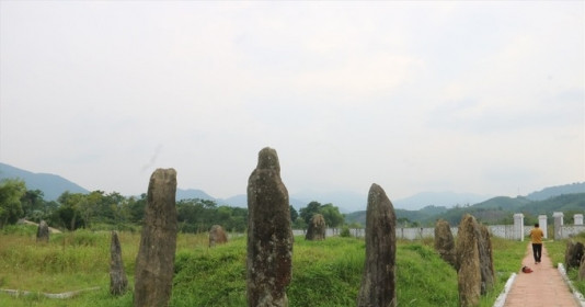 Phát hiện ‘khu rừng mộ đá’ dựng đứng hơn 400 tuổi giữa trời mây xứ Mường và bí ẩn chôn cất theo muôn vàn vật báu
