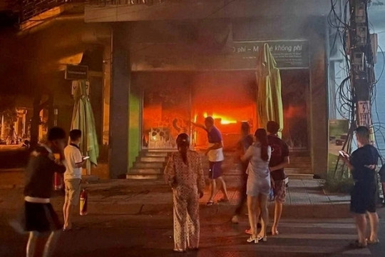 Phòng giao dịch Ngân hàng Vietcombank cháy lúc nửa đêm, công an vào cuộc điều tra