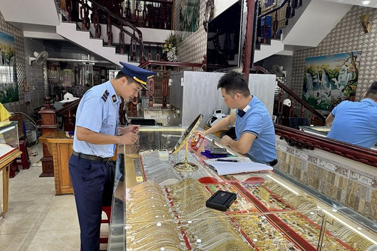 Một tiệm vàng lớn ở Quảng Ninh bị phát hiện có dấu hiệu giả mạo nhãn hiệu quốc tế