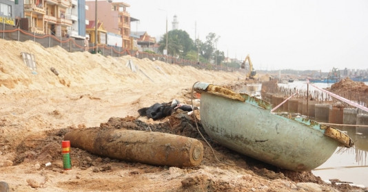 Công nhân Việt Nam lái máy múc đào trúng quả bom ‘khủng’ 227kg, được xác định là bom do Mỹ thả xuống trong chiến tranh nhưng không nổ