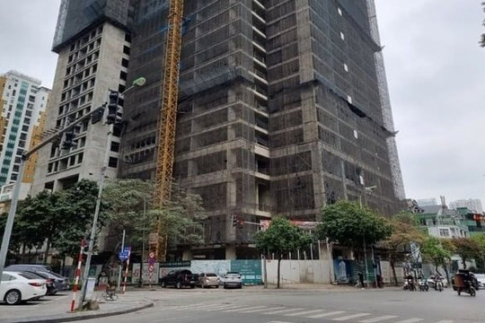 Loạt dự án 'đắp chiếu' trở thành khối bê tông sừng sững giữa Hà Nội khi chung cư đang 'ngáo giá'