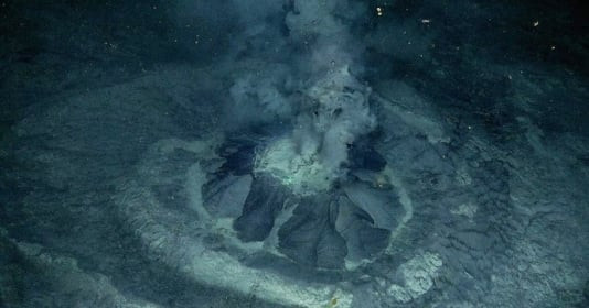 Robot dưới nước phát hiện núi lửa bùn đang hoạt động ẩn dưới đáy hồ sâu nhất hành tinh