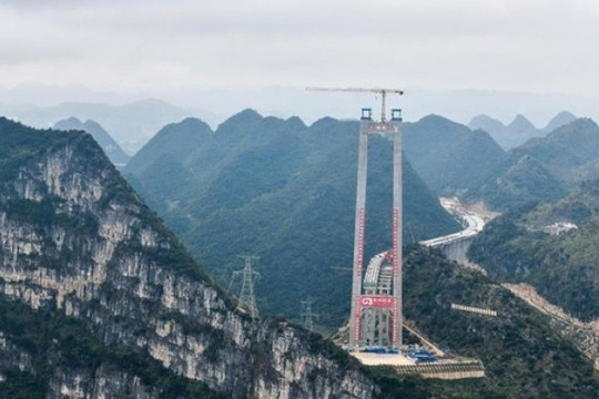 Tự phá kỷ lục của chính mình, láng giềng Việt Nam xây cầu cao nhất thế giới ẩn sâu trong hẻm núi, rút ngắn thời gian di chuyển từ 70 phút xuống còn 1 phút