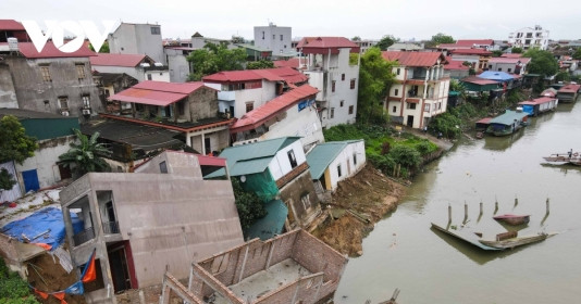 Sông 'nuốt chửng' nhà dân, chính quyền yêu cầu tháo dỡ công trình, khẩn trương di dời toàn bộ hộ dân sinh sống trong phạm vi sự cố sạt lở