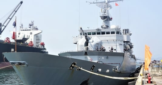 Khinh hạm dài gần 100m của Hải quân Pháp cập cảng Đà Nẵng, mang theo trực thăng, lần đầu huấn luyện cùng Cảnh sát biển Việt Nam
