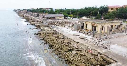 Gần 2km bờ kè tại phố du lịch biển bị sóng đánh sập đổ, đứt gãy, chính quyền yêu cầu tháo dỡ