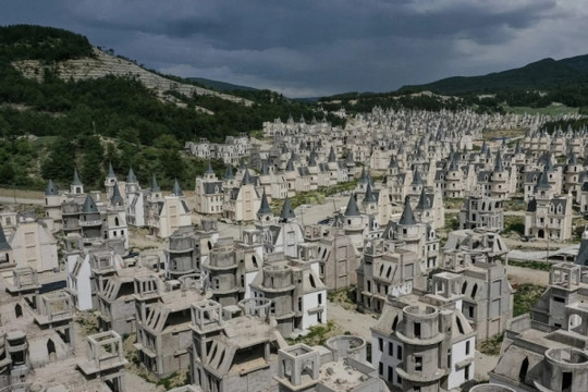 Khám phá ‘thị trấn ma’ lớn nhất thế giới với 500 tòa lâu đài bị bỏ hoang vì siêu lạm phát