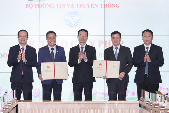 Bộ TT&TT trao giấy phép kinh doanh dịch vụ 5G cho Viettel và VNPT
