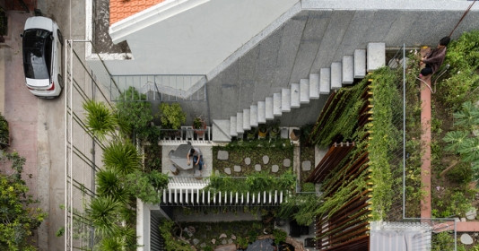 Ngôi nhà rộng 350m2 trồng rừng trên mái ở Nha Trang xuất hiện ấn tượng trên báo Mỹ