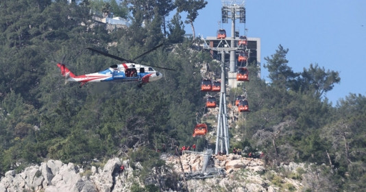 Cáp treo va vào cột tháp vỡ toạc khiến 8 người rơi xuống vách đá, gần 200 hành khách mắc kẹt trên không trung, huy động cả trăm nhân viên cứu hộ cùng trực thăng, cần cẩu