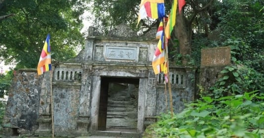 Ngôi chùa cổ nằm chênh vênh trên vách núi miền Bắc hơn 500 năm, cách Hà Nội chỉ 20km