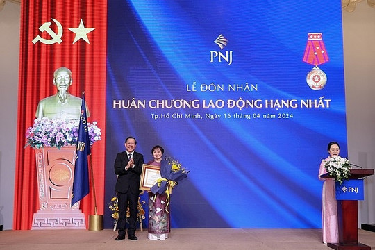 Bà Cao Thị Ngọc Dung nhận Huân chương Lao động hạng nhất lần 2