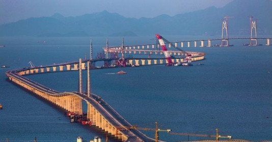 Cầu vượt biển dài nhất thế giới: 10 vạn công nhân huy động lượng thép đủ xây 60 tháp Eiffel, 'chấp' động đất, gió bão 120 năm
