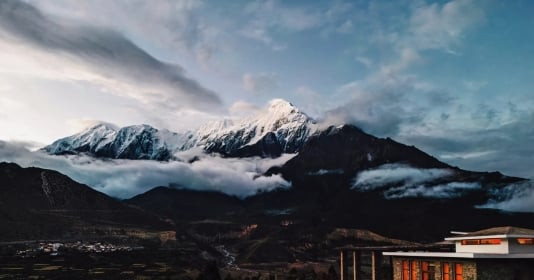 Những điều bí ẩn chưa có lời giải ở 'vương quốc cấm' có hơn 10.000 hang động trên dãy Himalaya