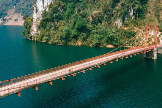 Cầu treo vắt ngang sông thơ mộng và hùng vỹ, cảnh đẹp như tranh ở Điện Biên
