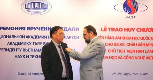 Giáo sư Việt Nam đầu tiên được trao Huân chương Bắc Đẩu Bội tinh, góp công chuyển giao công nghệ mũi nhọn giữa 2 nước Việt - Pháp