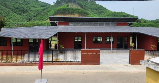 Miền Trung Việt Nam vừa có thêm ngôi trường nằm giữa núi đồi mang tên Trịnh Công Sơn, quỹ mang tên nhạc sĩ họ Trịnh ủng hộ hơn một nửa kinh phí xây dựng