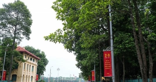 Con đường đi qua quảng trường sức chứa tới 200.000 người lớn nhất Việt Nam, từng là một phần của Hoàng thành Thăng Long