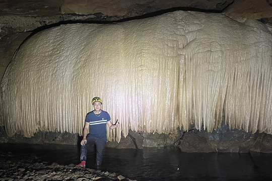 Rèm thạch nhũ khổng lồ 'đẹp mê hồn' trong hang động mới phát hiện tại Quảng Bình