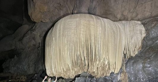 Hang động mới phát hiện ở Quảng Bình sở hữu hệ thống thạch nhũ đẹp mê hồn, được ví như những tấm thảm khổng lồ