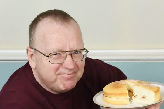Người đàn ông thổi lên nồng độ cồn sau khi ăn một chiếc bánh