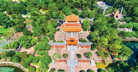 Khám phá lăng tẩm 12ha là nơi an nghỉ của vua trị vì lâu nhất triều Nguyễn, nắm giữ một thứ là Bảo vật quốc gia