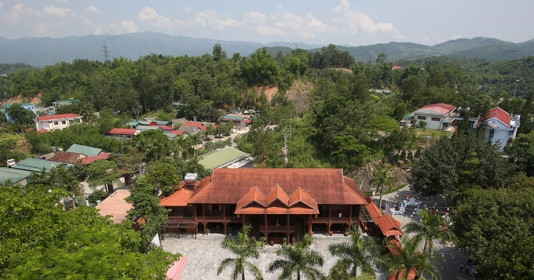 Ngôi nhà sàn gỗ lim lớn nhất Việt Nam, rộng gần 500m2: Là điểm thu hút khách du lịch tại Điện Biên