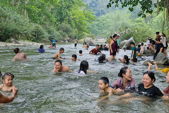 Nắng đổ lửa, người dân Nghệ An ra sông Lam, vào khe suối rừng sâu giải nhiệt