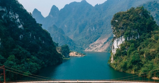 Cây cầu treo thơ mộng được ví như ‘viên ngọc xanh’ nằm lọt thỏm giữa núi rừng Điện Biên, là điểm check-in thu hút đông đảo du khách dịp nghỉ lễ