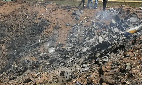 Máy bay bốc cháy, đâm sập xuống cánh đồng để lại hố sâu như miệng núi lửa: 168 người thiệt mạng, các mảnh thi thể và nhiều mảnh vỡ trải rộng đến 200m2