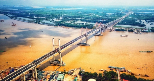 Cầu dây văng 7.300 tỷ đồng có thể chịu được động đất cấp 8, nằm trên tuyến cao tốc đắt nhất Việt Nam, nối hai thành phố du lịch nổi tiếng của phía Bắc