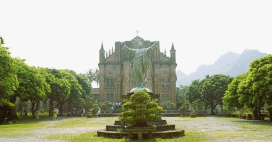 Khám phá tu viện gần 100 tuổi cách Hà Nội hơn 90km, một góc châu Âu giữa lòng Việt Nam với vườn địa đàng, bãi đá 100 trứng Âu Cơ đẹp như cổ tích