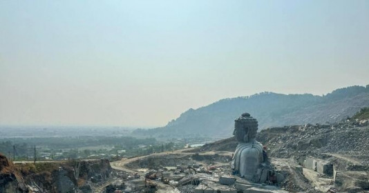 Việt Nam có tượng Phật khổng lồ giữa mỏ đá dưới chân núi, 6 năm thi công vẫn chưa hoàn thiện