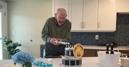 Cụ ông 100 tuổi vẫn chơi trống trong sinh nhật, sống thọ nhờ 3 ‘gạch đầu dòng’ ai cũng biết nhưng lười làm