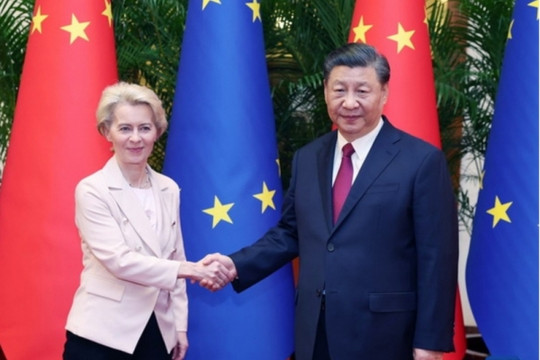 Chủ tịch Tập Cận Bình vừa đến châu Âu, Trung Quốc đã bị dằn mặt vì 'bóp méo thị trường'