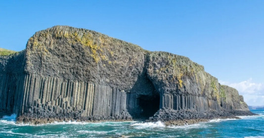 Khám phá hang động 60 triệu năm tuổi phát ra âm thanh bí ẩn trên hòn đảo không người ở