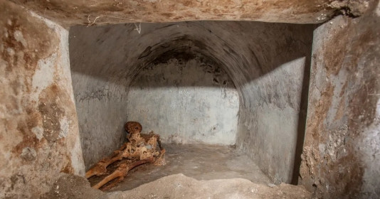 Khám phá ngôi mộ 2.000 năm tuổi của bác sĩ La Mã cổ đại, thứ chôn cất bên trong khiến các nhà khảo cổ ngỡ ngàng