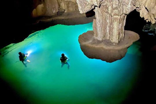 Việt Nam vừa phát hiện một hồ nước khổng lồ được “treo” trên vách hang, thuộc quần thể hang động nổi tiếng