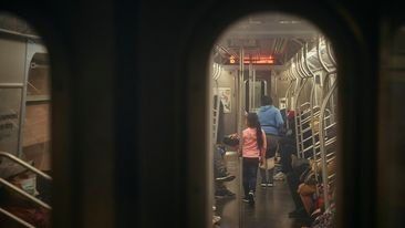 Những đứa trẻ mưu sinh trên tàu điện ngầm New York
