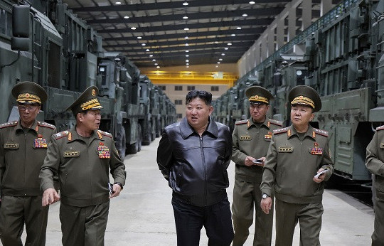 Ông Kim Jong Un hối thúc sản xuất vũ khí, tạo đột phá sẵn sàng chiến tranh