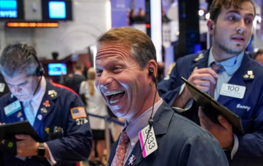 Dow Jones chính thức phá đỉnh lịch sử, đạt mốc 40.000 điểm: Chứng khoán Mỹ đồng loạt xanh mướt